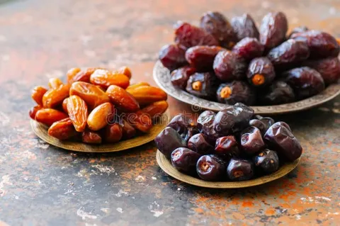 تصویر 1 از خرما مضافتی قهوه ای با ساختار طبیعی گرمسیری